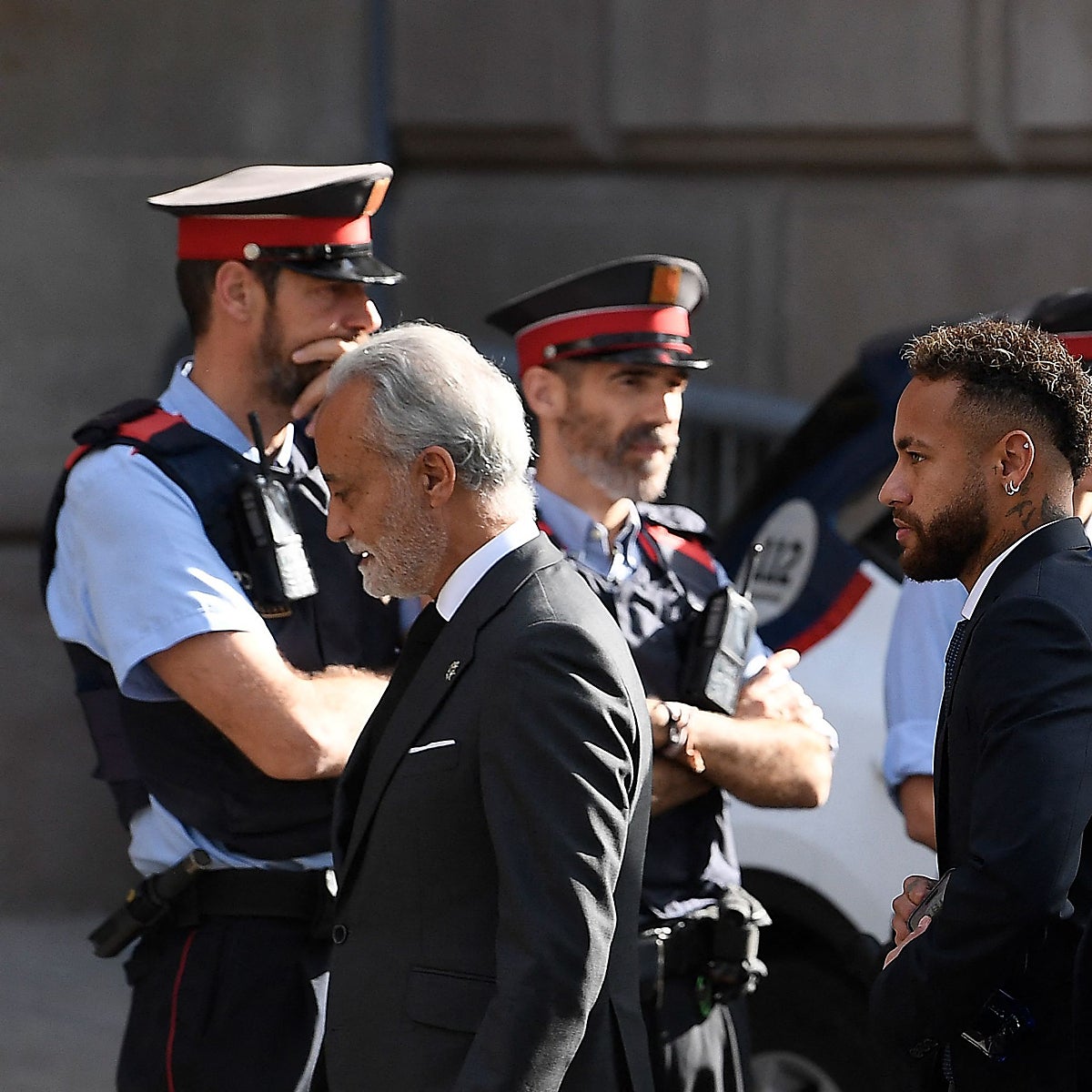 Neymar copia la estrategia de Messi: «Yo firmaba lo que decía mi padre»