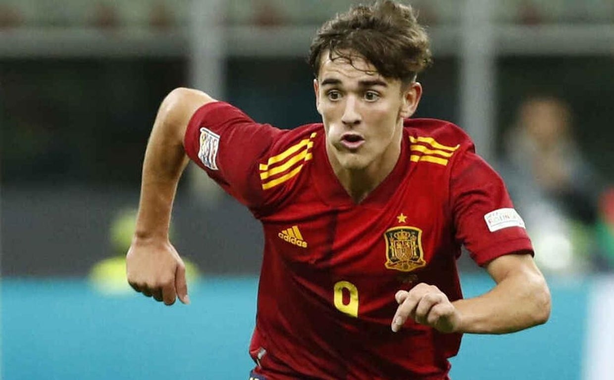 Gavi durante un partido con la selección española