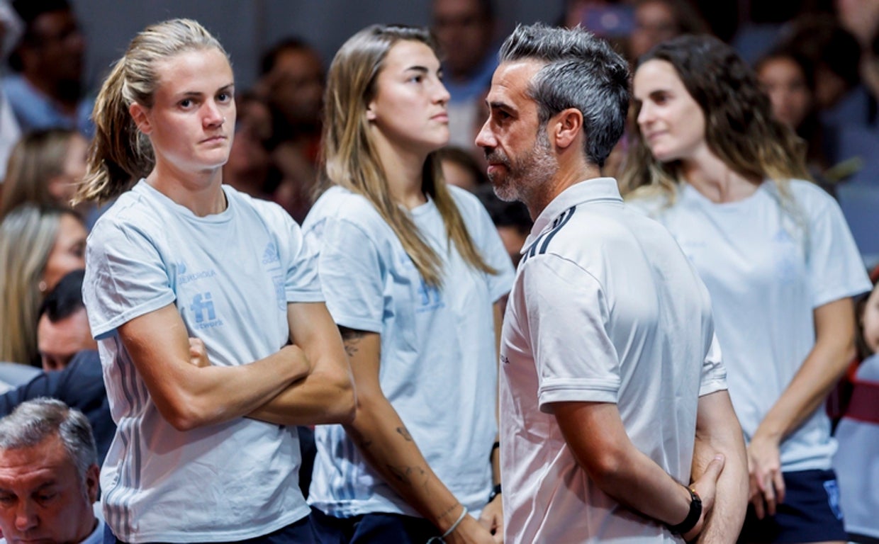 El entrenador de la selección española de fútbol, Jorge Vilda, con algunas de sus jugadoras