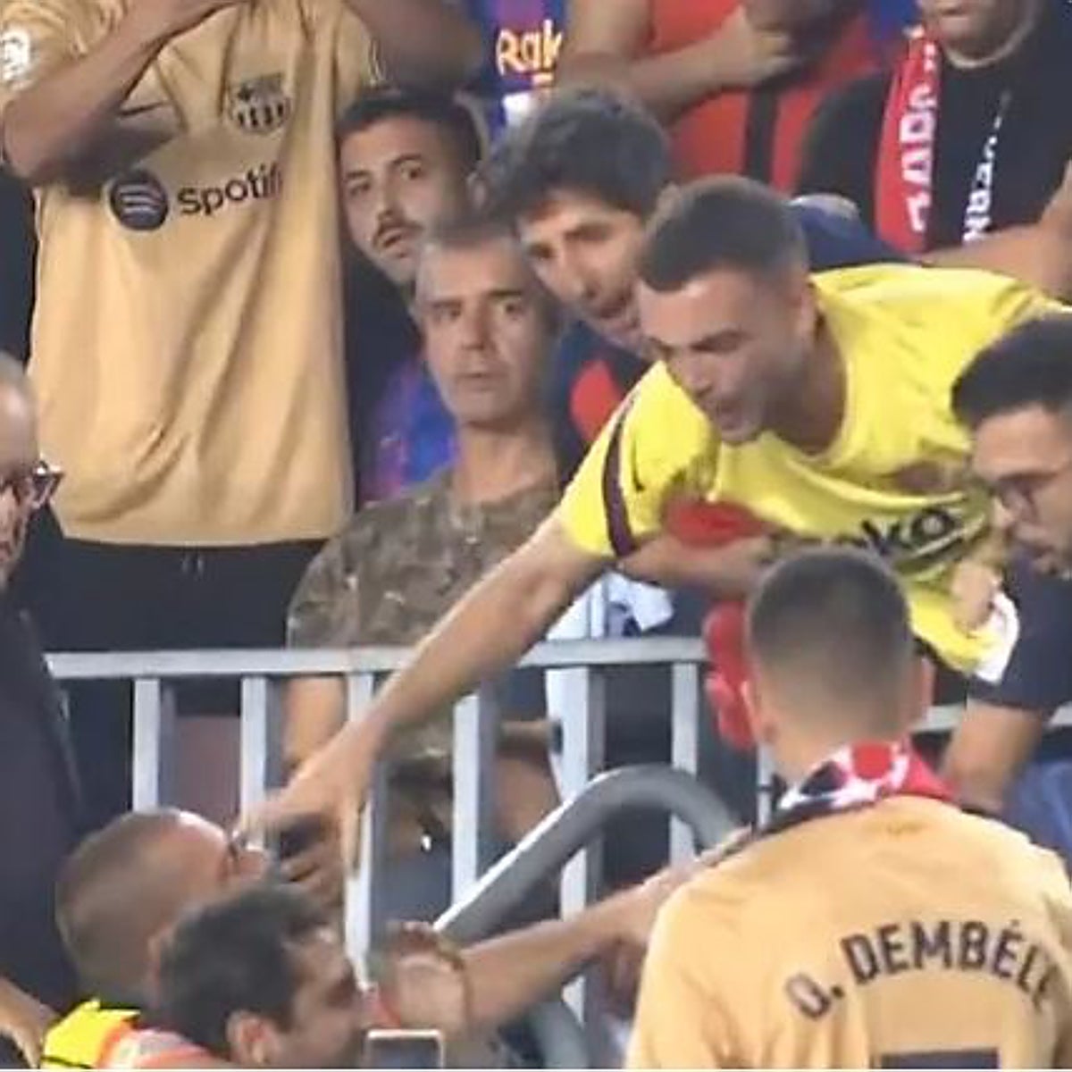 Collejas, escupitajos e insultos a un hincha del Bayern en las gradas del Camp Nou