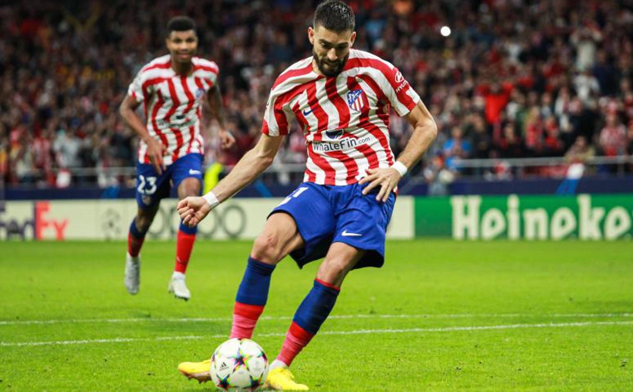 Carrasco, en el lanzamiento del penalti que acabó fallando ante el Leverkusen