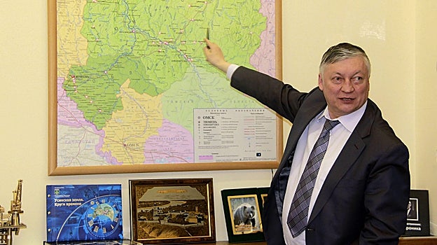 Anatoli Karpov, en su despacho en la Duma o cámara de diputados, en 2013