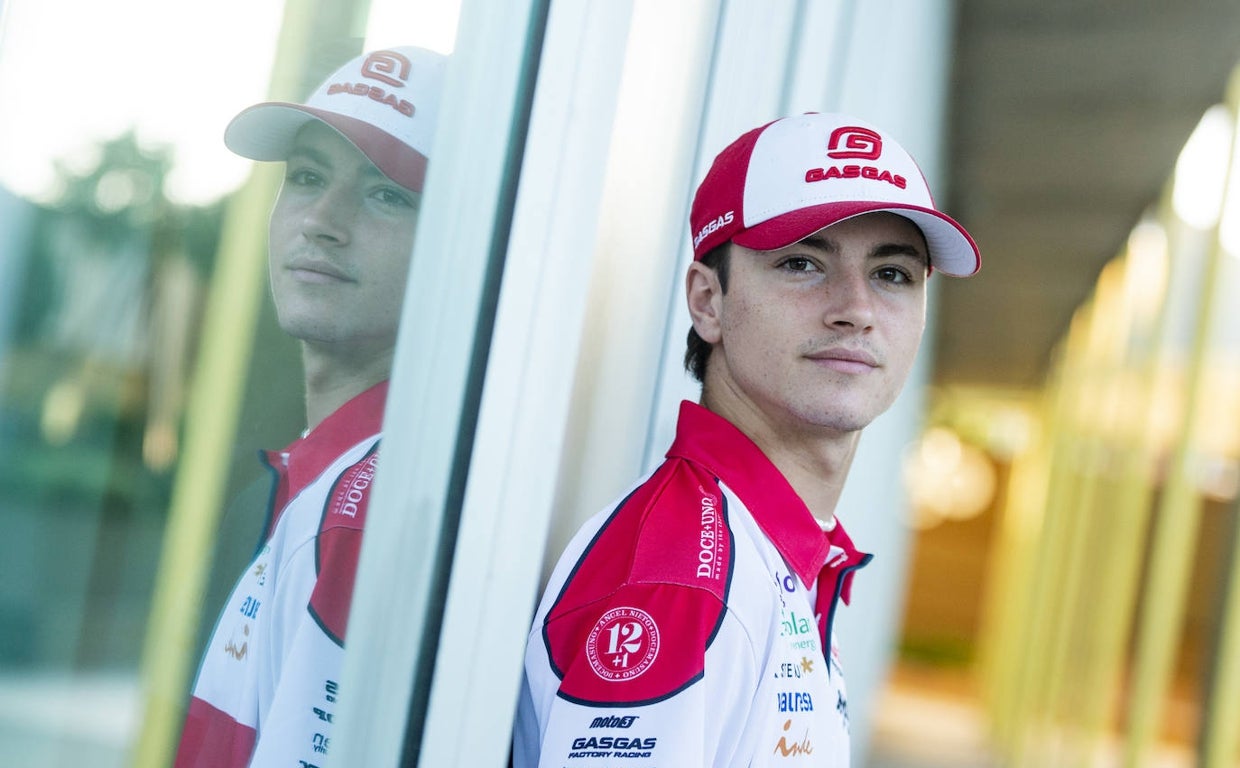 Izan Guevara posa para ABC antes de la entrevista