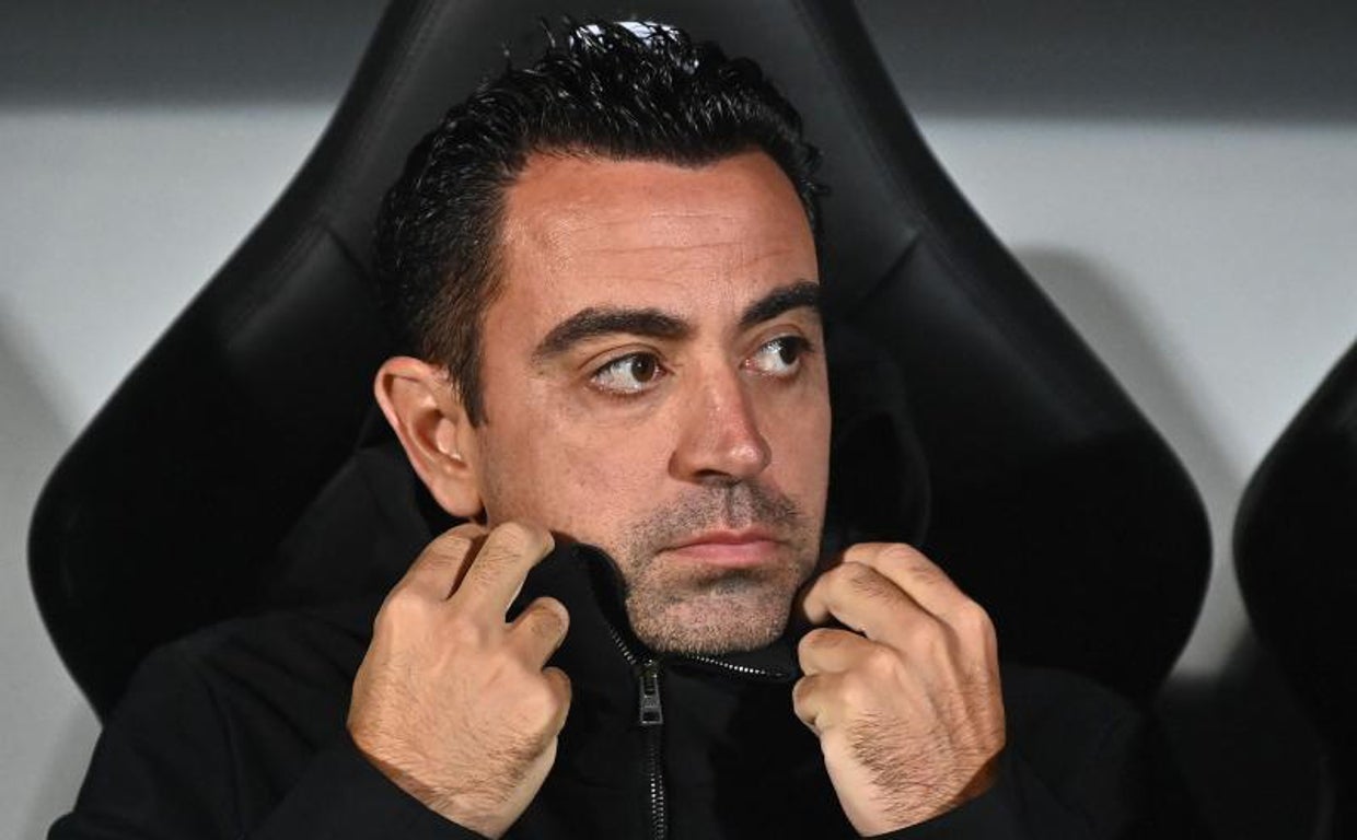 Xavi Hernández se abriga en el banquillo del Doosan Arena