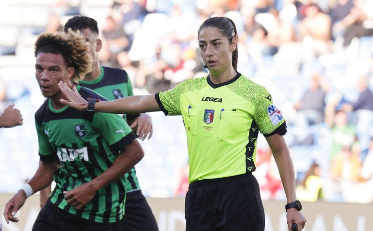 La colegiada Maria Sole Ferrieri durante el Sassuolo Salernitana de la Serie A italiana