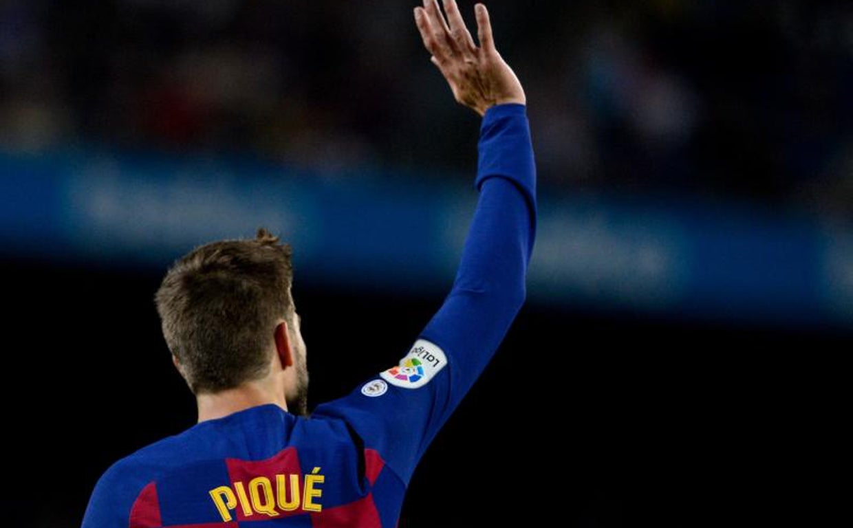 Gerard Piqué saluda a la grada