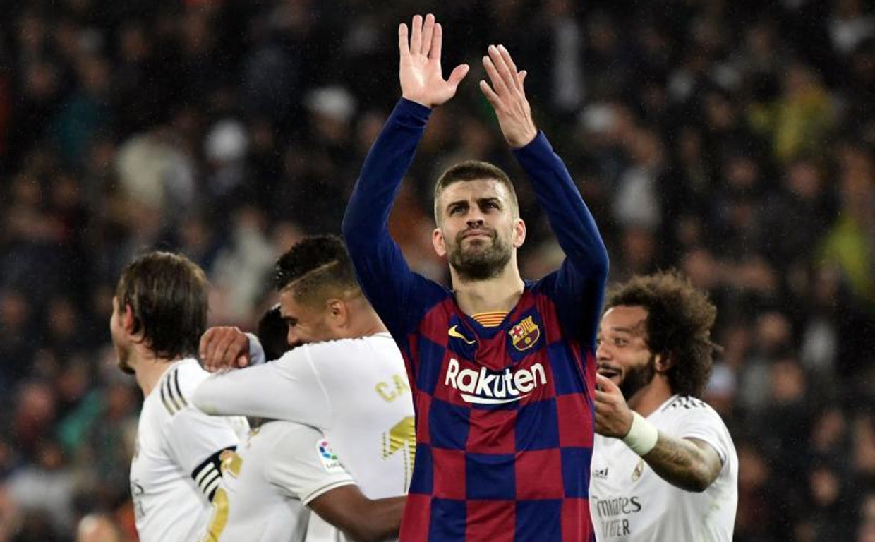 Gerard Piqué saluda a la grada tras un partido ante el Madrid