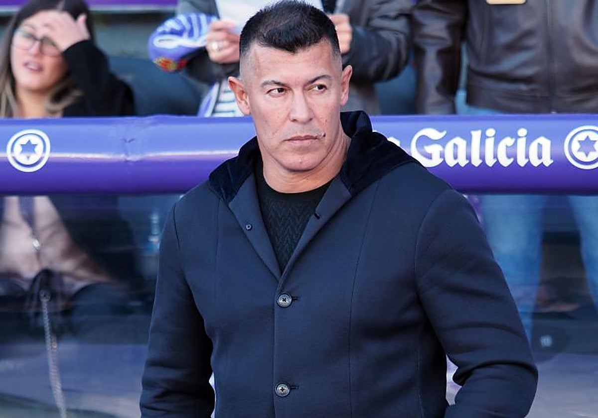 Jorge Almirón durante su último partido al frente del Elche