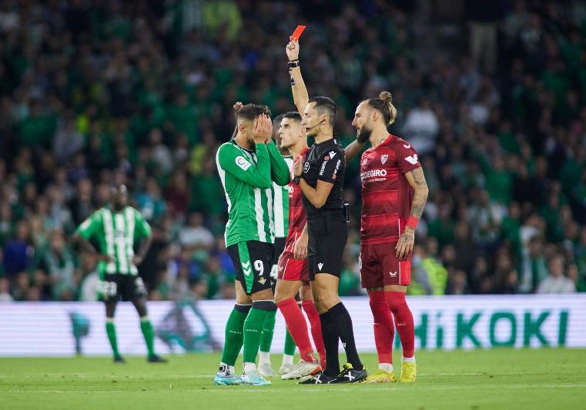 Sánchez Martínez saca la roja a Borja Iglesias en el Betis-Sevilla