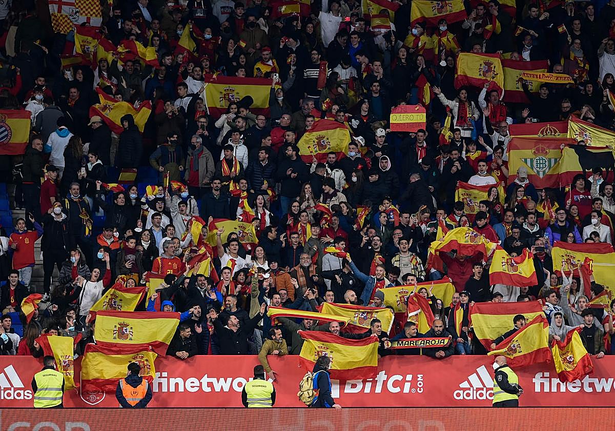 Aficionados españoles animando a la Selección