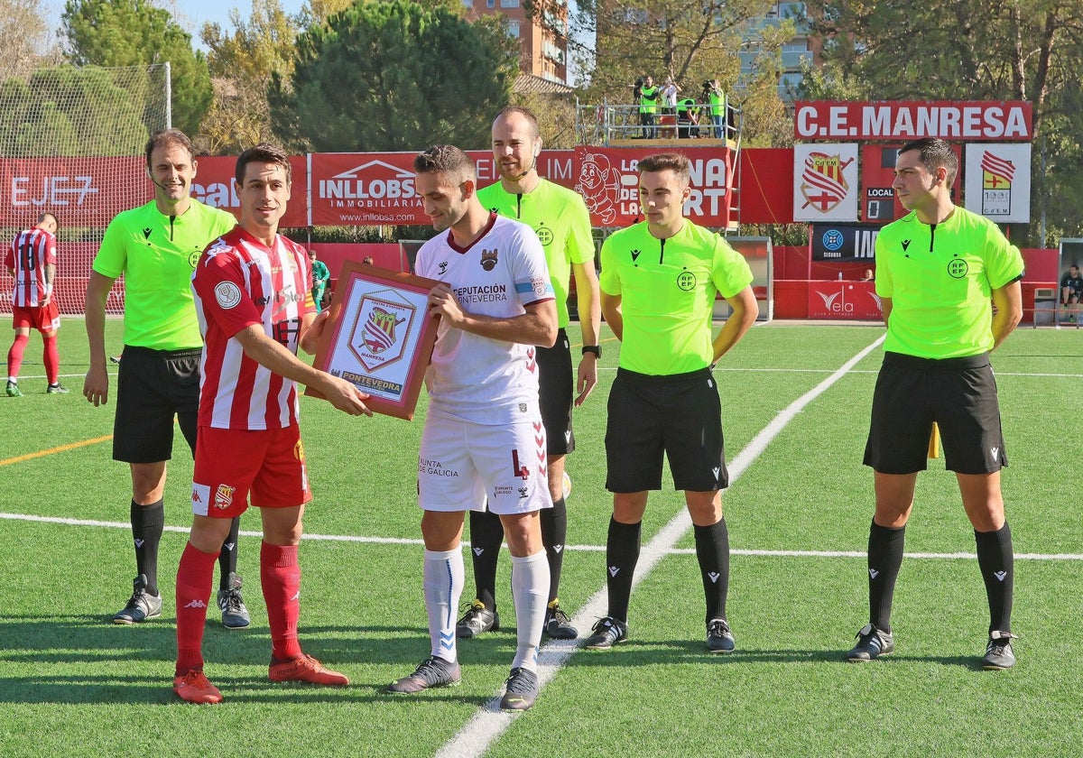 El CE Manresa entregó un recuerdo al Pontevedra antes del partido de Copa