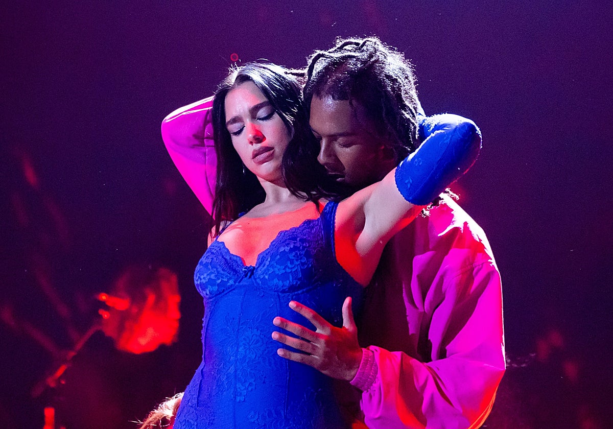 Dua Lipa, durante un concierto