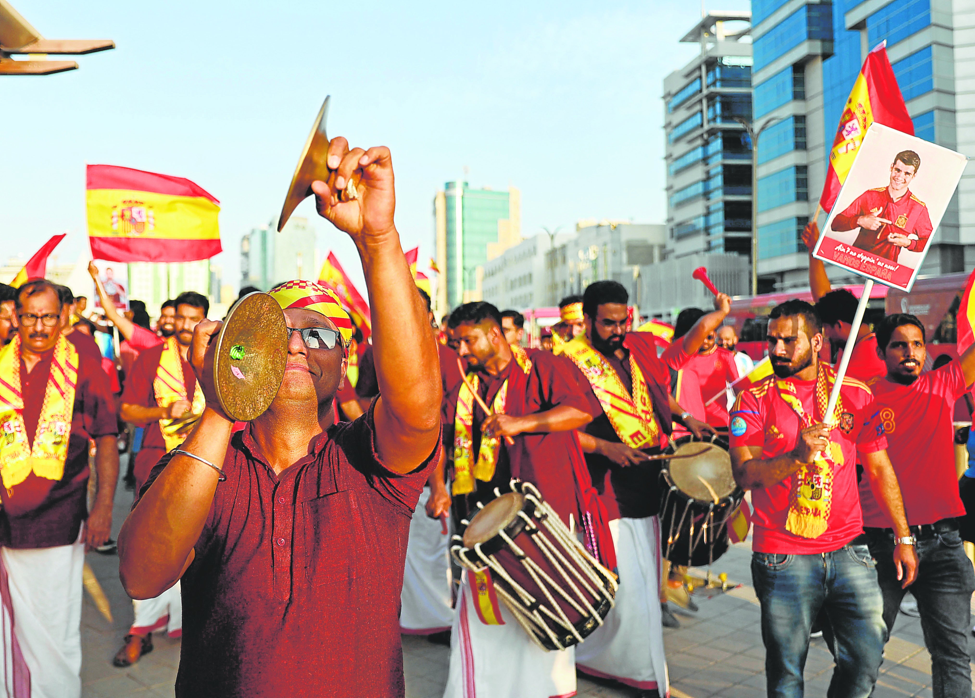 Qatar empieza en falso: aficionados de mentira para recibir a la selección española