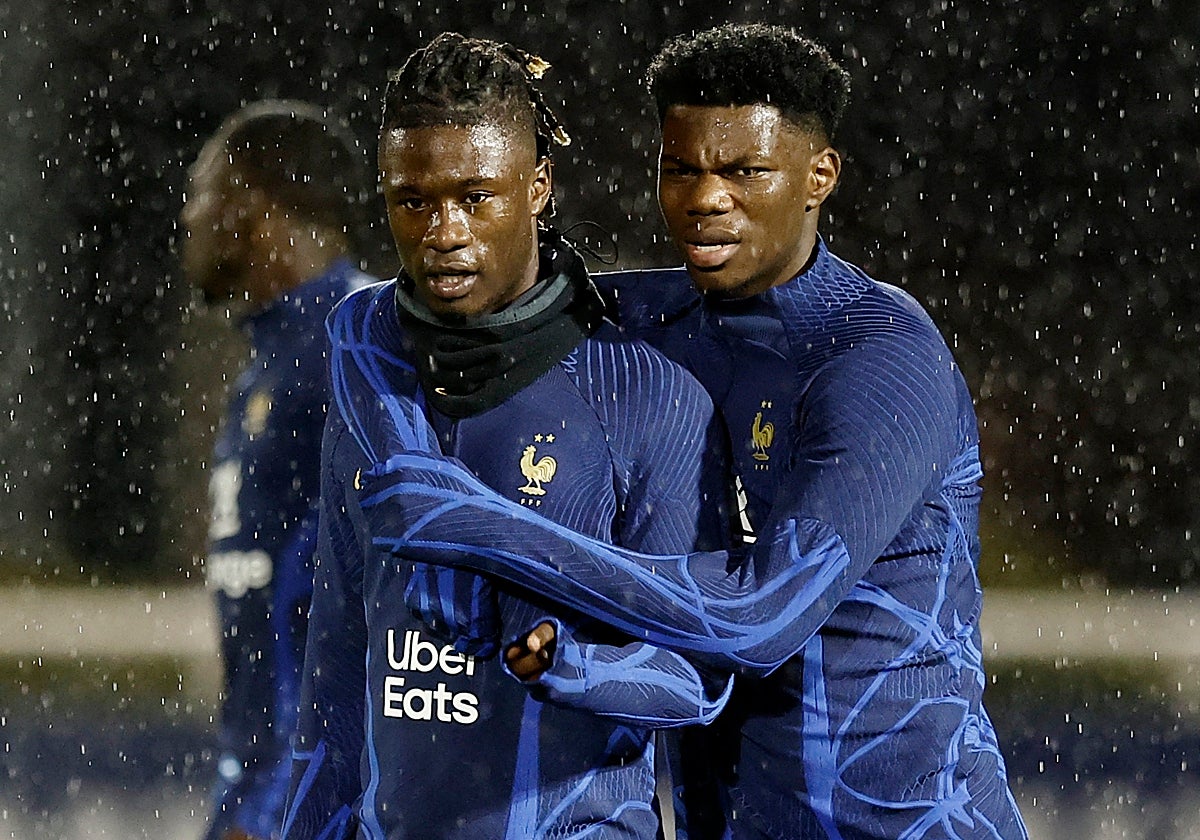 Tchouameni arropa a Camavinga durante un entrenamiento de Francia