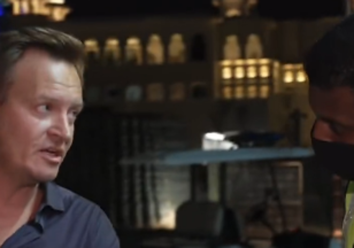 El periodista danés es interrumpido por personal de seguridad de Qatar.