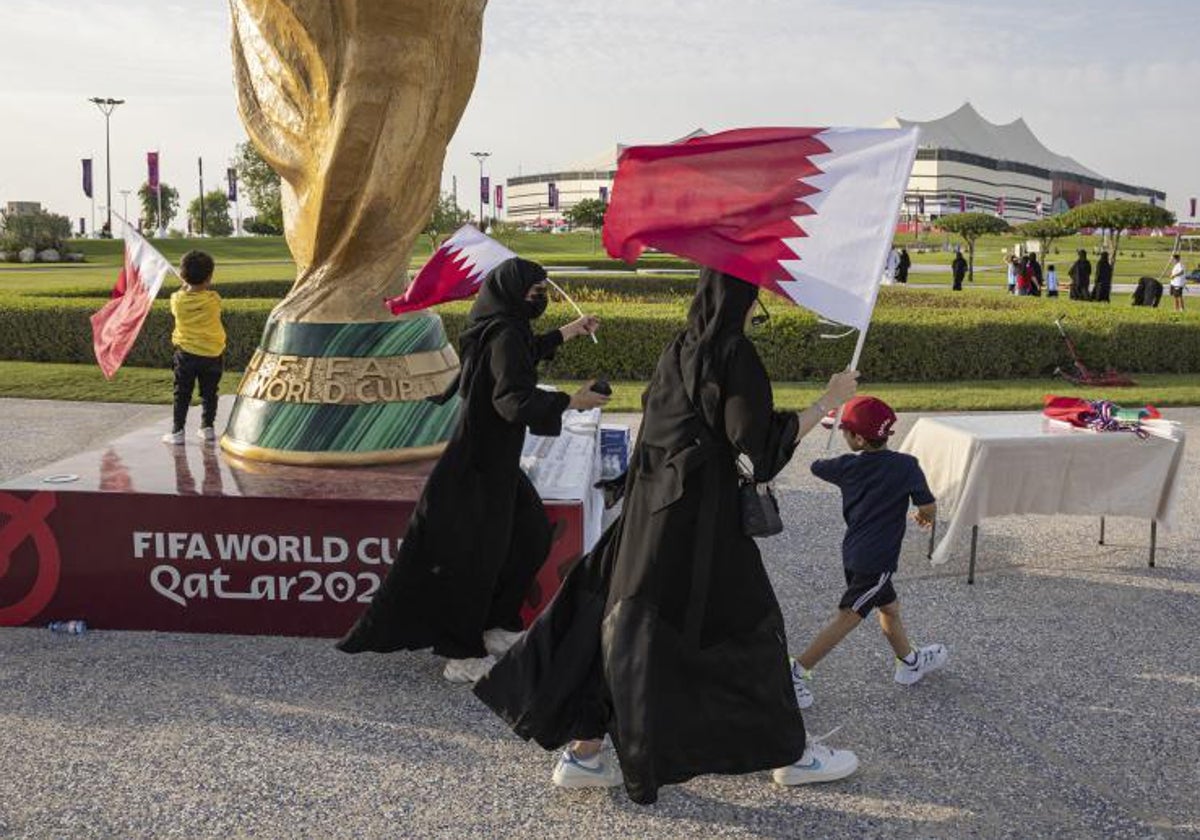 Aficionadas qataríes, junto al estadio Al Bayt