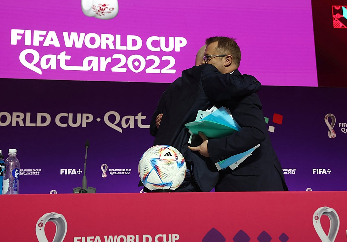 El presidente de la FIFA, junto a su director de comunicación, tras anunciar su homosexualidad.