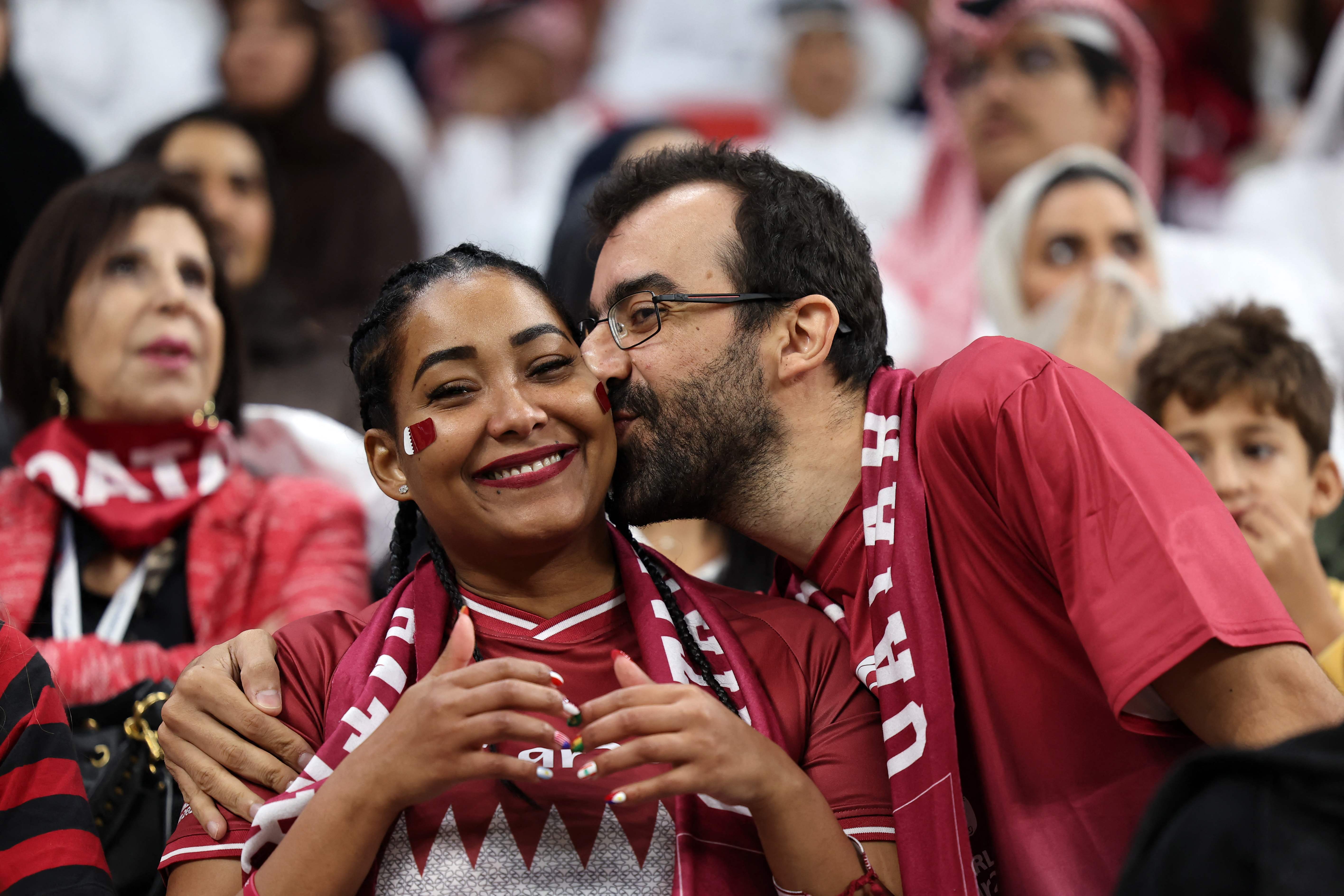 Una pareja de Qataríes, apoyando el Mundial de Qatar 2022