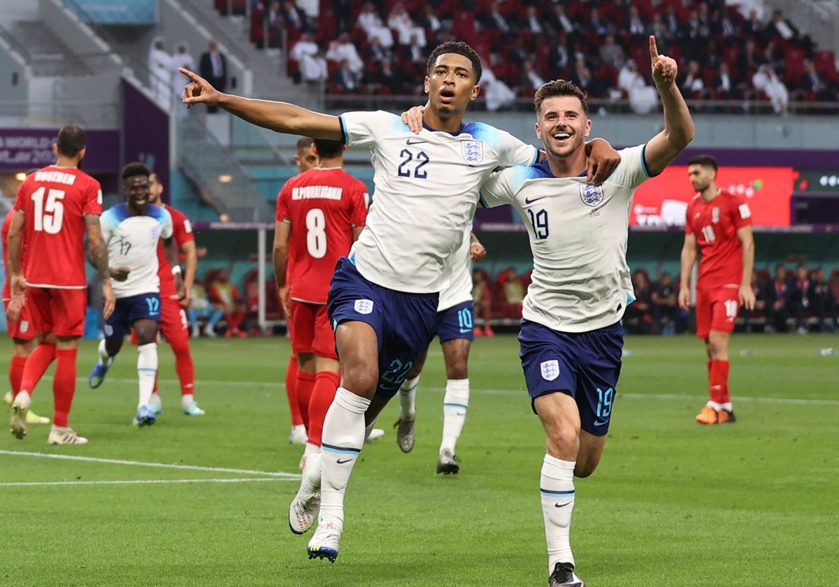 Bellingham (Izquierda), autor del primer gol inglés, lo celebra con su compañero Mason Mount