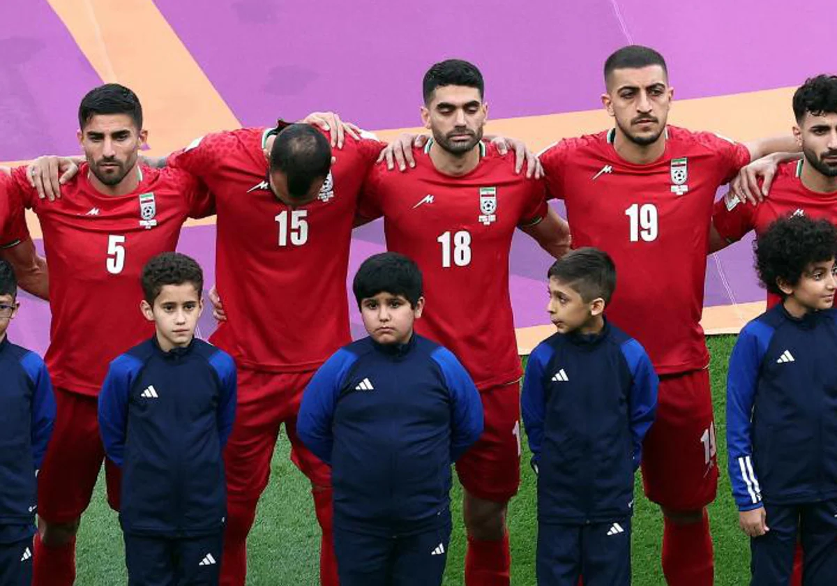 Miedo y valor en el fútbol: Irán se une a las protestas y se niega a cantar su himno