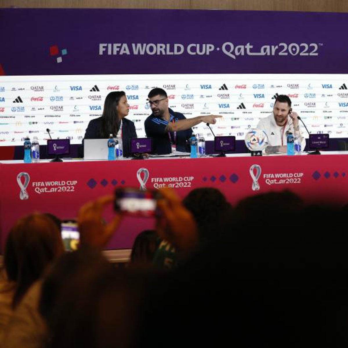 Colas, gritos y aplauso de la prensa: el fenómeno fan llega al Mundial con Messi