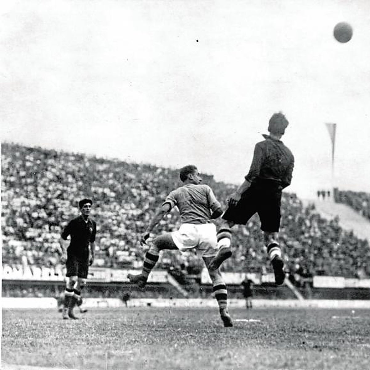 Mussolini ordenó «vencer o morir», e Italia masacró y atracó a España