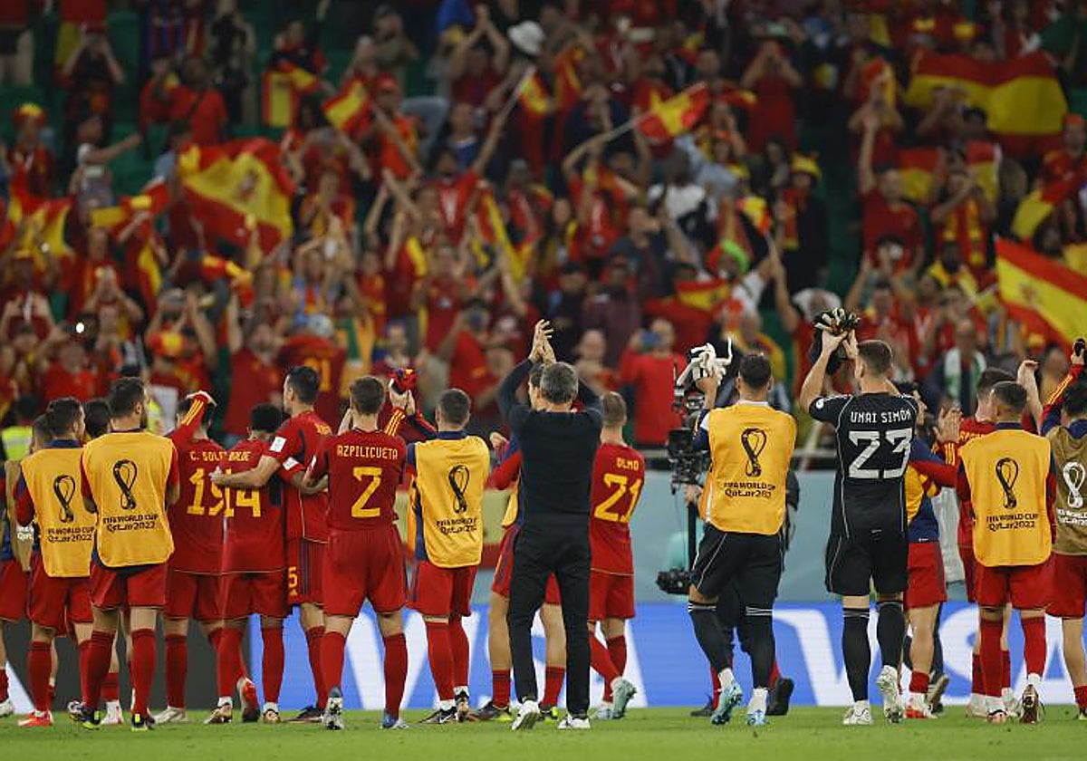 La selección española saluda a los aficionados