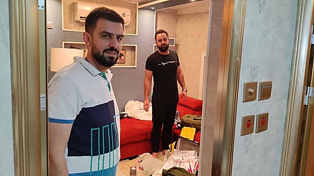 Luna de miel en el descampado: las atípicas noches de los hinchas en Qatar 2022