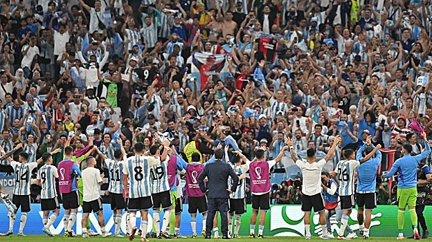 Los jugadores de Argentina celebrando el triunfo al final del partido