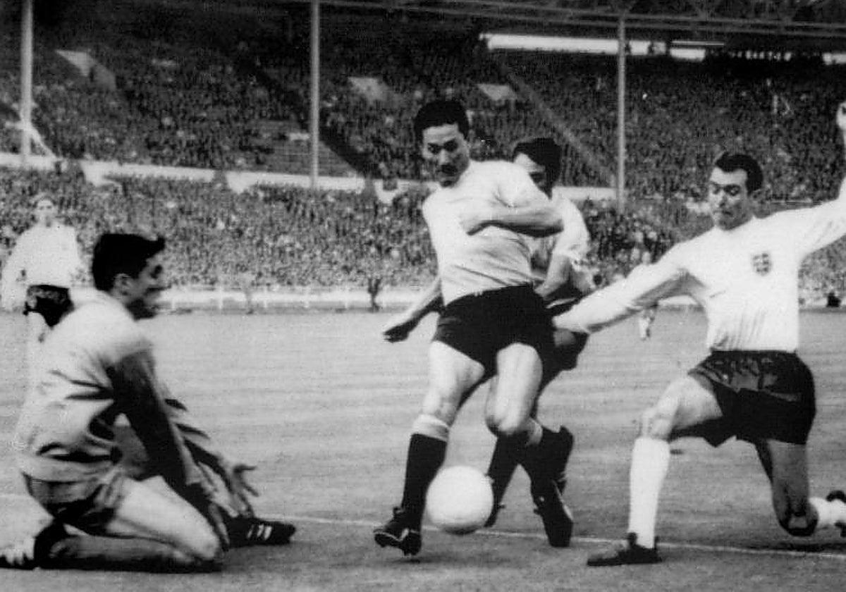 El portero uruguayo Mazurkiewicz ante Connelly en el Uruguay-Inglaterra del Mundial 66