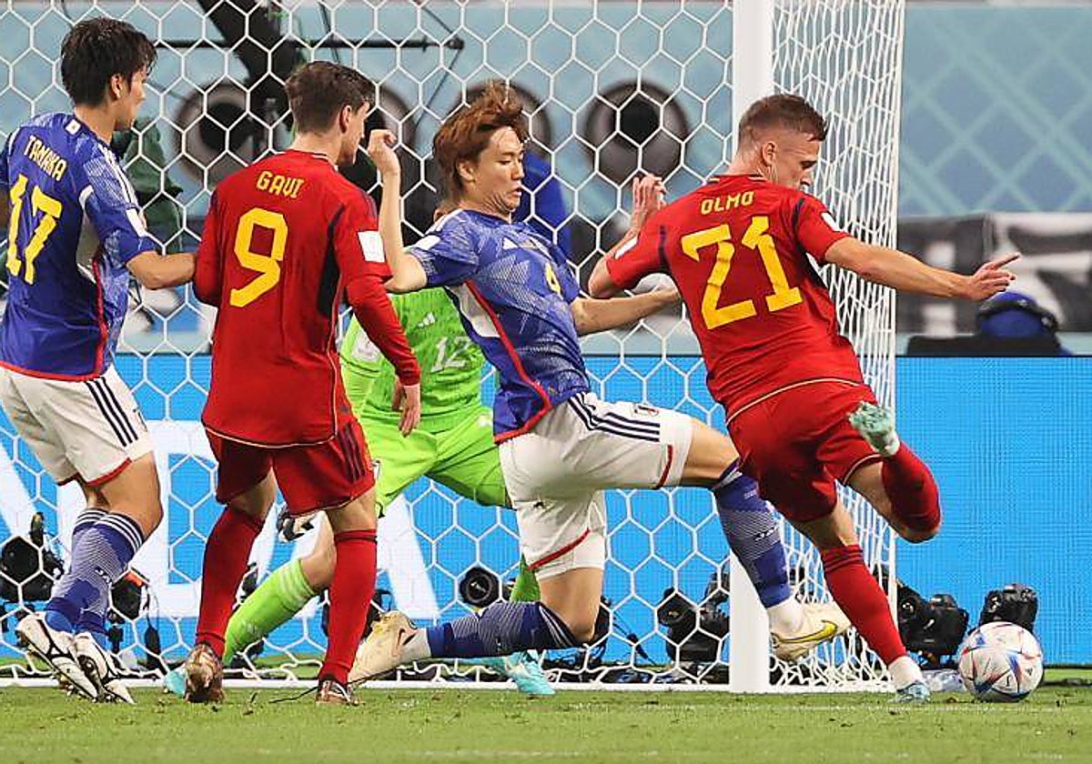 Dani Olmo remata a la portería japonesa