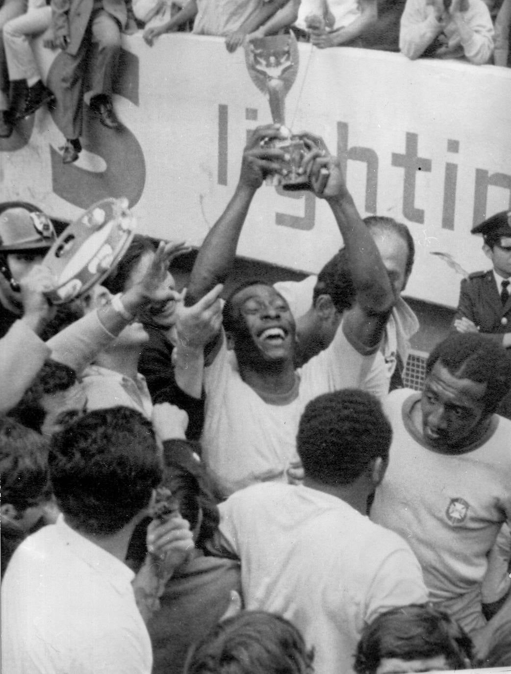 El astro brasileño celebra el Mundial ganado en 1970 ante Italia
