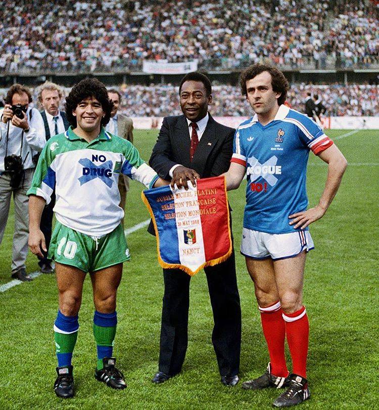 El brasileño, acompañado por otros dos astros del fútbol, Maradona y Platini, en un partido benéfico 