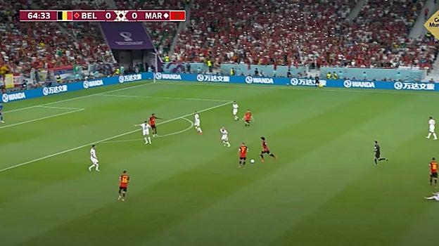 Amrabat, por delante de la línea defensiva en el Bélgica-Marruecos