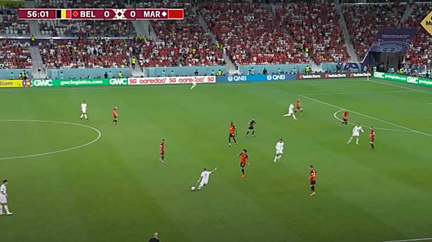 . Ziyech es un especialista en el balón largo. Tanto en los cambios de juego, como se ve en la imagen, como en el disparo lejano donde es un auténtico especialista. Sus cambios de juego hacia Boufal en el extremo izquierdo son una constante.