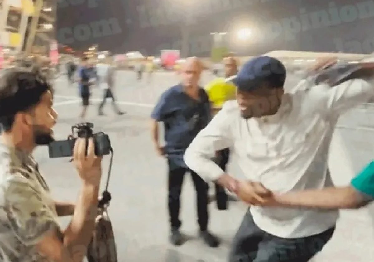 Eto'o, antes de la agresión a una persona a la salida del Brasil-Corea del Surn