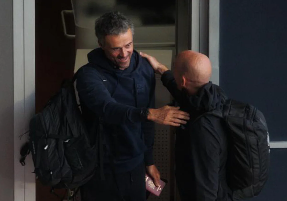 Luis Enrique y Rubiales se despiden tras la llegada de la selección a Madrid