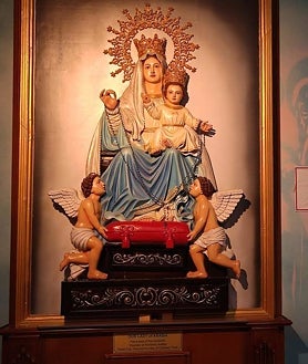 Imagen secundaria 2 - Misa de diez en Doha: cómo es el único templo católico en Qatar