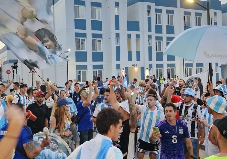 El barrio de argentinos en Qatar: «¿No sabrás tú de un boleto?»