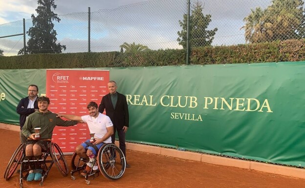 Cisco García y Martín de la Puente posan con su trofeo de dobles