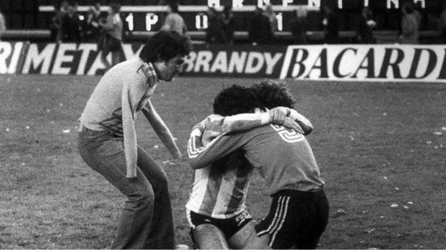 'El abrazo de Dios', una de las fotografías más icónicas de la victoria de Argentina en 1978