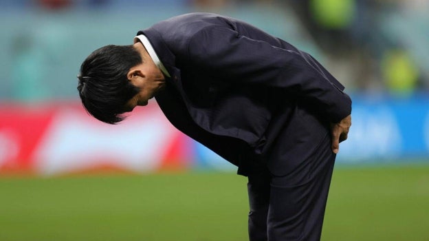 El seleccionador de Japón saludó a sus aficionados tras perder ante Croacia