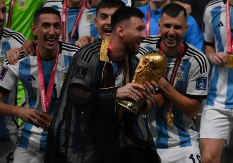 El 'Besht', la polémica túnica con la que Messi levantó la Copa del Mundo: «Se han cargado la foto de su vida»