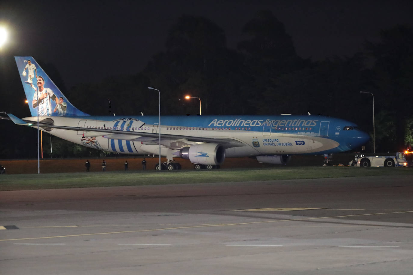 El avión de Aerolíneas Argentinas recién aterrizado en el aeropuerto de Buenos Aires