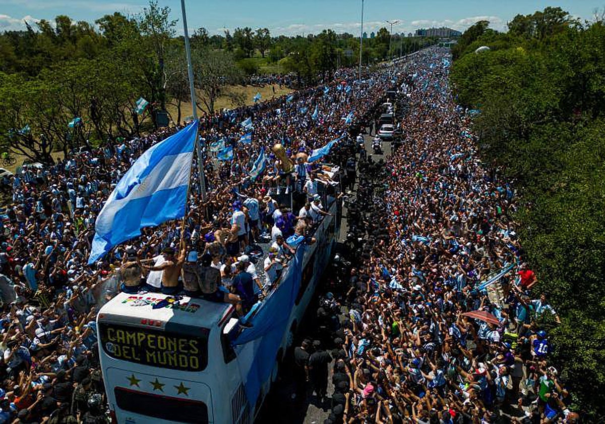 Las calles de Buenos Aires abarrotadas al paso del autobús de Argentina