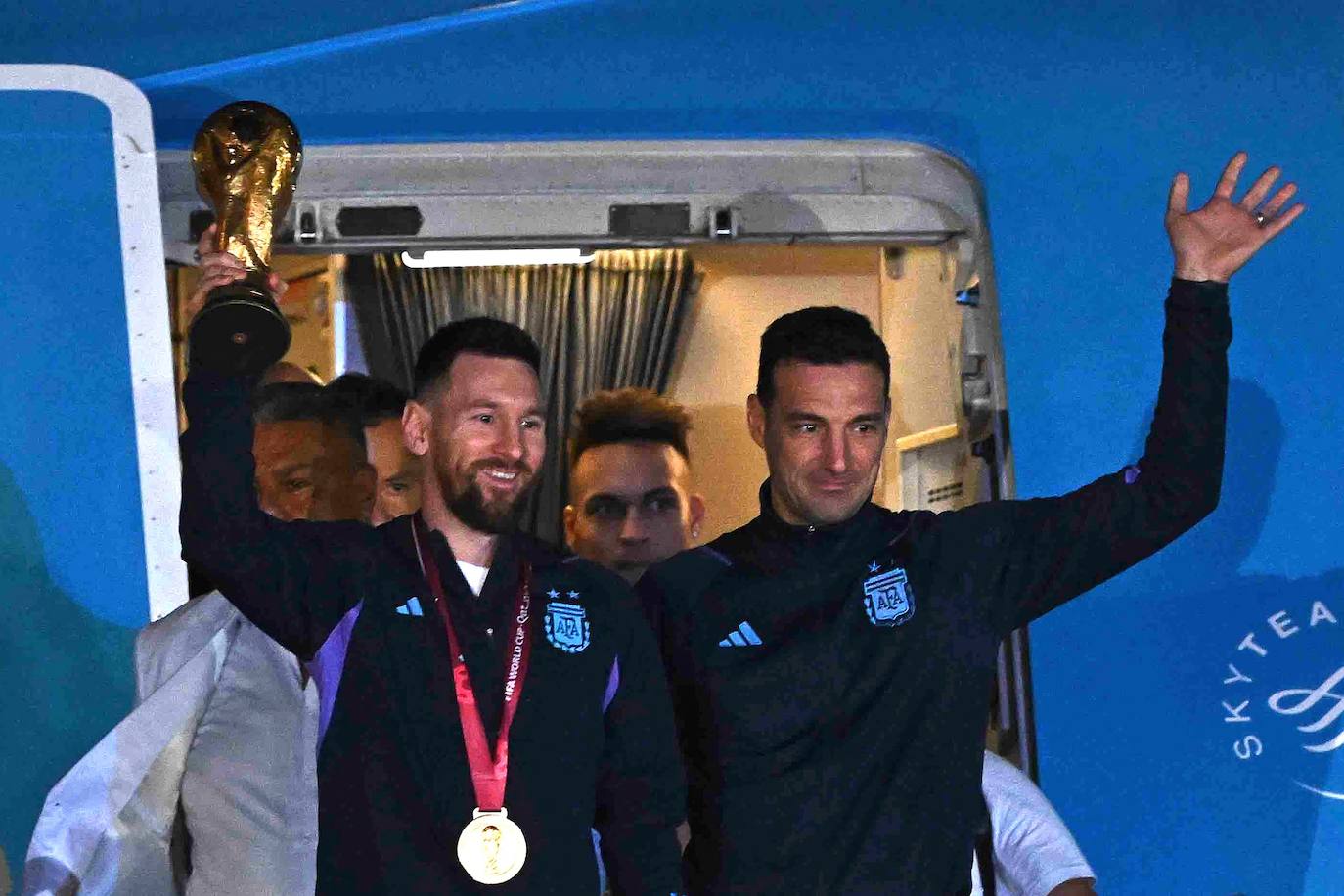 El capitán de la selección, Leo Messi, junto al entrenador, Lionel Scaloni