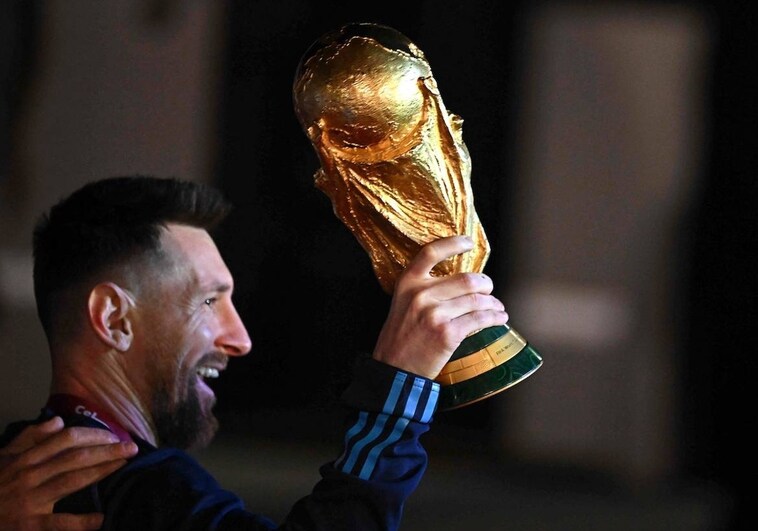 Miles de aficionados reciben a Argentina, la campeona del mundo, en Buenos Aires