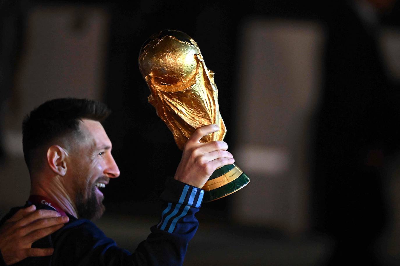 Leo Messi, por fin, con la copa de campeón del mundo