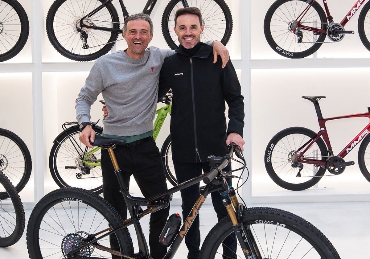 Luis Enrique, junto al campeón olímpico de ciclismo, Samuel Sánchez