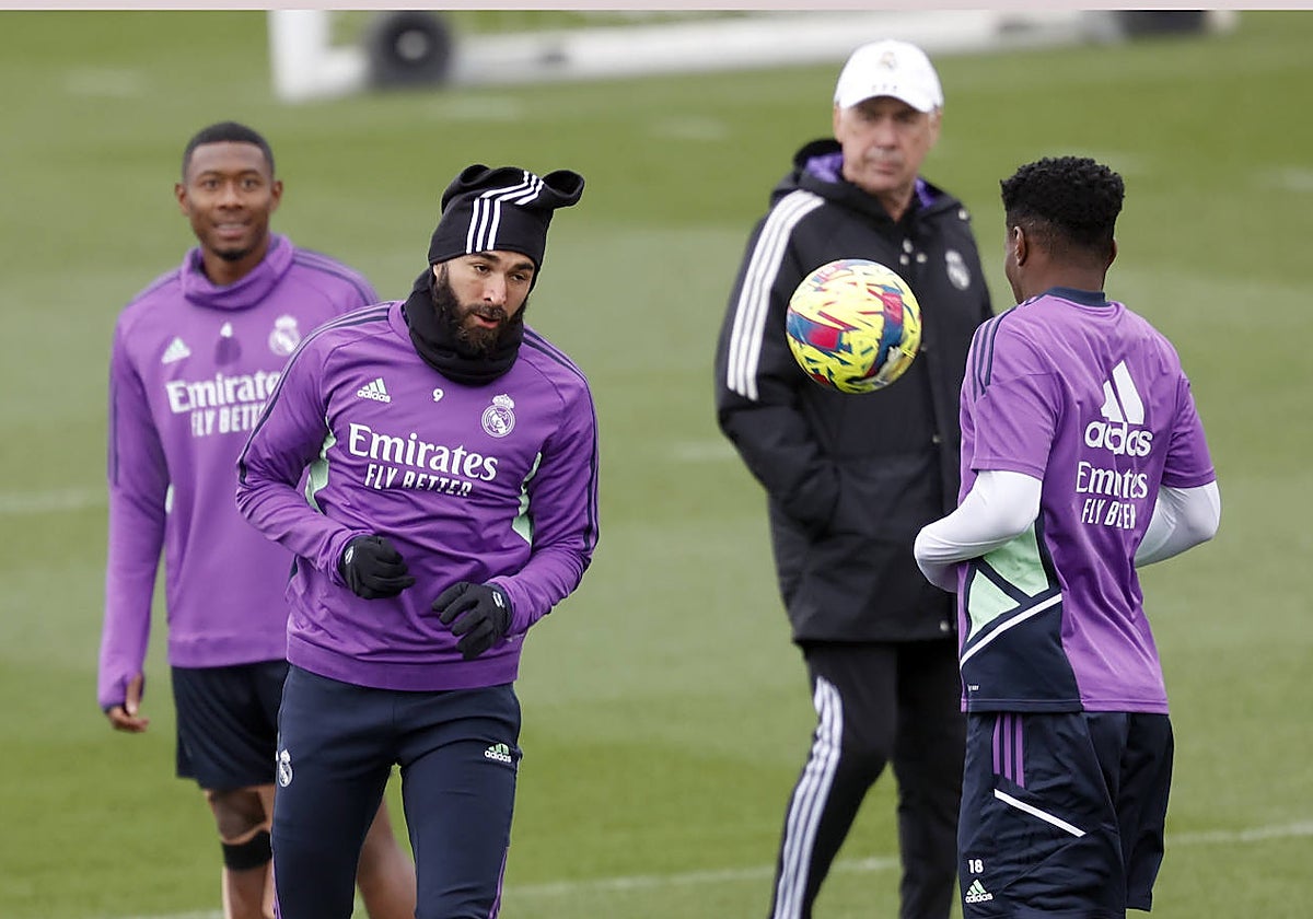 Ancelotti observa a Benzema en el entrenamiento de este jueves